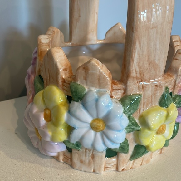 Spring /summer ceramic floral basket decor - Picture 2 of 3